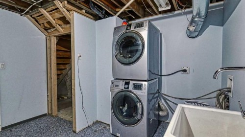 5924 Bow Crescent Nw, Calgary, AB - Indoor Photo Showing Laundry Room