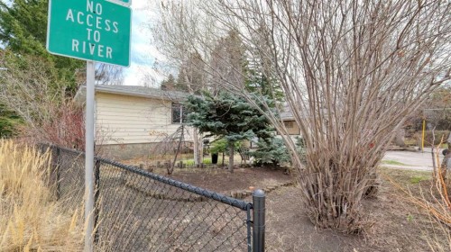 5924 Bow Crescent Nw, Calgary, AB - Outdoor