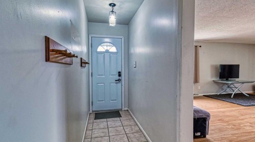 5924 Bow Crescent Nw, Calgary, AB - Indoor Photo Showing Other Room