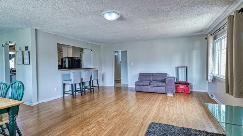 5924 Bow Crescent Nw, Calgary, AB - Indoor Photo Showing Living Room