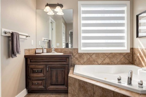 72 Wentworth Crescent Sw, Calgary, AB - Indoor Photo Showing Bathroom