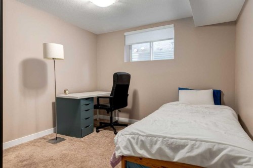 72 Wentworth Crescent Sw, Calgary, AB - Indoor Photo Showing Bedroom
