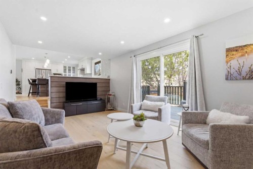 832 Edgemont Road Nw, Calgary, AB - Indoor Photo Showing Living Room