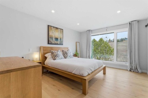 832 Edgemont Road Nw, Calgary, AB - Indoor Photo Showing Bedroom