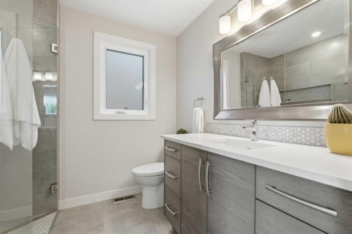 832 Edgemont Road Nw, Calgary, AB - Indoor Photo Showing Bathroom