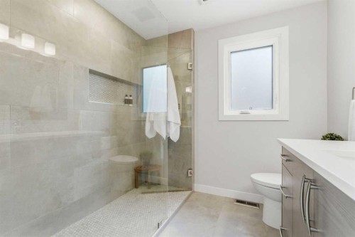 832 Edgemont Road Nw, Calgary, AB - Indoor Photo Showing Bathroom