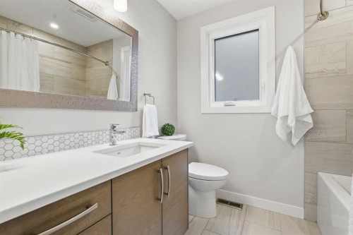 832 Edgemont Road Nw, Calgary, AB - Indoor Photo Showing Bathroom