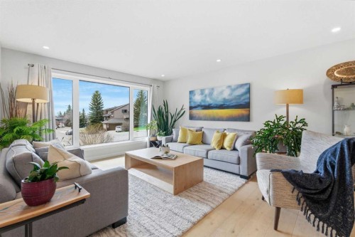 832 Edgemont Road Nw, Calgary, AB - Indoor Photo Showing Living Room
