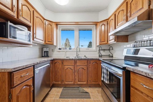 1012 Riddell Place Se, Calgary, AB - Indoor Photo Showing Kitchen