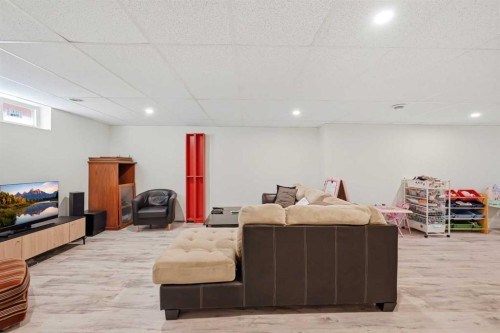 1012 Riddell Place Se, Calgary, AB - Indoor Photo Showing Other Room