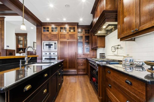 650 29 Avenue Nw, Calgary, AB - Indoor Photo Showing Kitchen With Upgraded Kitchen