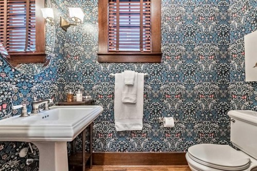 650 29 Avenue Nw, Calgary, AB - Indoor Photo Showing Bathroom