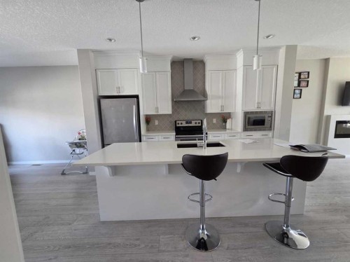 140 Howse Avenue Ne, Calgary, AB - Indoor Photo Showing Kitchen With Stainless Steel Kitchen With Upgraded Kitchen