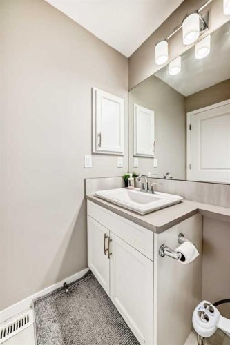 140 Howse Avenue Ne, Calgary, AB - Indoor Photo Showing Bathroom