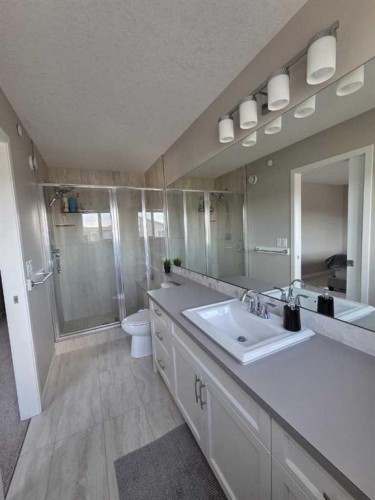 140 Howse Avenue Ne, Calgary, AB - Indoor Photo Showing Bathroom