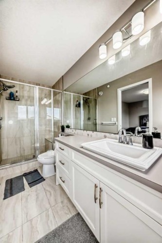 140 Howse Avenue Ne, Calgary, AB - Indoor Photo Showing Bathroom