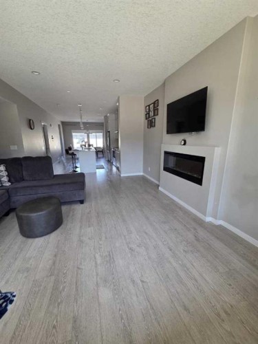 140 Howse Avenue Ne, Calgary, AB - Indoor Photo Showing Living Room