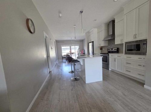 140 Howse Avenue Ne, Calgary, AB - Indoor Photo Showing Kitchen With Upgraded Kitchen