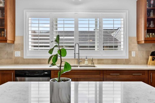 27 Copperpond Heights Se, Calgary, AB - Indoor Photo Showing Kitchen