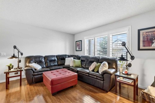27 Copperpond Heights Se, Calgary, AB - Indoor Photo Showing Living Room