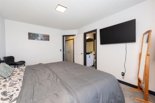 27 Sage Hill Common Nw, Calgary, AB - Indoor Photo Showing Bedroom
