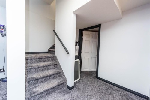 27 Sage Hill Common Nw, Calgary, AB - Indoor Photo Showing Other Room