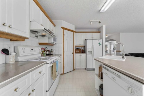 718 Coral Springs Boulevard Ne, Calgary, AB - Indoor Photo Showing Kitchen