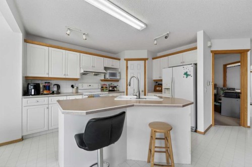 718 Coral Springs Boulevard Ne, Calgary, AB - Indoor Photo Showing Kitchen