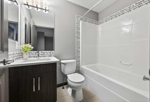 19 Auburn Crest Manor Se, Calgary, AB - Indoor Photo Showing Bathroom
