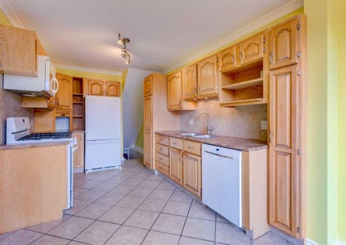 2514 16 Street Se, Calgary, AB - Indoor Photo Showing Kitchen