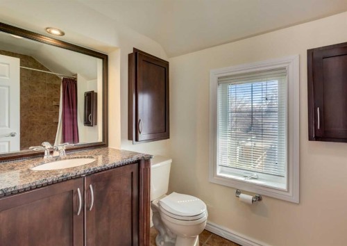 2514 16 Street Se, Calgary, AB - Indoor Photo Showing Bathroom