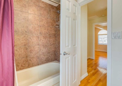 2514 16 Street Se, Calgary, AB - Indoor Photo Showing Bathroom