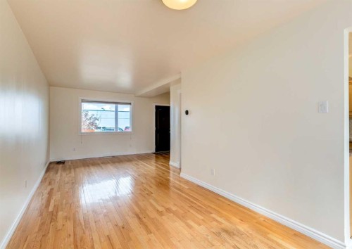 2514 16 Street Se, Calgary, AB - Indoor Photo Showing Other Room