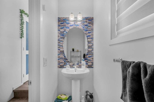 271 Carringham Road Nw, Calgary, AB - Indoor Photo Showing Bathroom