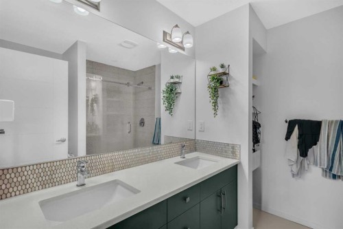 271 Carringham Road Nw, Calgary, AB - Indoor Photo Showing Bathroom