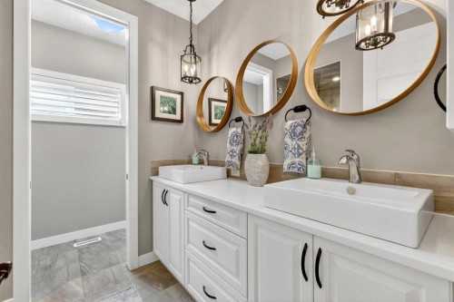 90 Cranbrook Hill Se, Calgary, AB - Indoor Photo Showing Bathroom