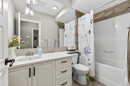 90 Cranbrook Hill Se, Calgary, AB - Indoor Photo Showing Bathroom