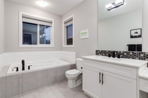 166 Osborne Common Sw, Airdrie, AB - Indoor Photo Showing Bathroom
