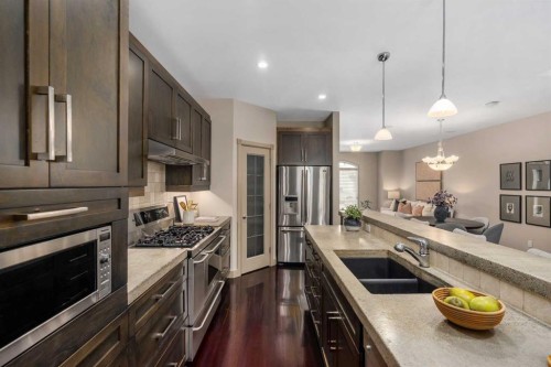 409 19 Avenue Ne, Calgary, AB - Indoor Photo Showing Kitchen With Stainless Steel Kitchen With Double Sink With Upgraded Kitchen