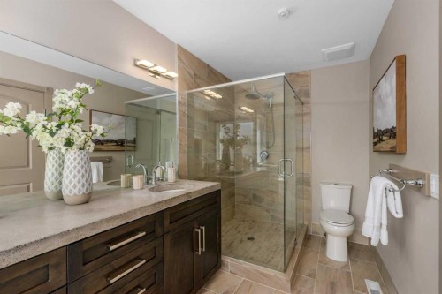 409 19 Avenue Ne, Calgary, AB - Indoor Photo Showing Bathroom