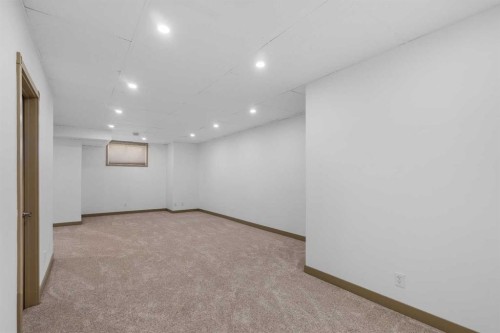 409 19 Avenue Ne, Calgary, AB - Indoor Photo Showing Other Room