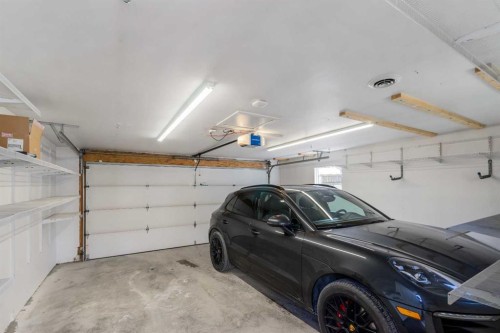 409 19 Avenue Ne, Calgary, AB - Indoor Photo Showing Garage
