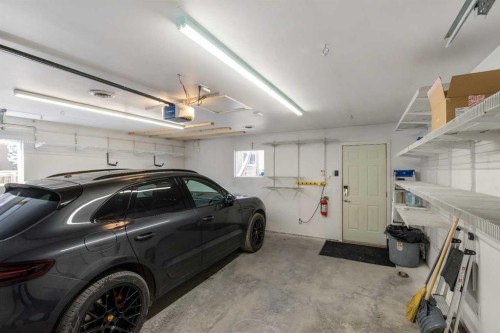 409 19 Avenue Ne, Calgary, AB - Indoor Photo Showing Garage