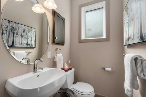 409 19 Avenue Ne, Calgary, AB - Indoor Photo Showing Bathroom