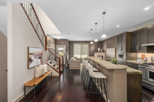 409 19 Avenue Ne, Calgary, AB - Indoor Photo Showing Kitchen With Upgraded Kitchen