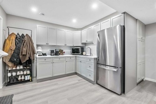 68 Wolf Gate, Okotoks, AB - Indoor Photo Showing Kitchen
