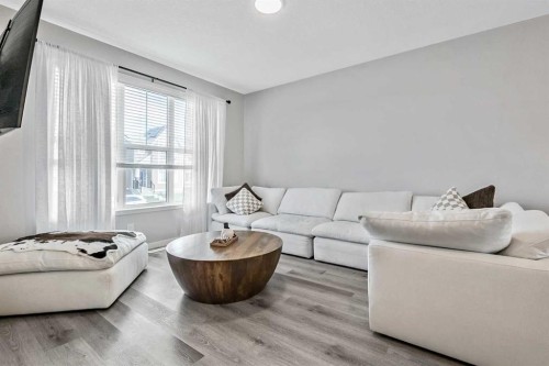 68 Wolf Gate, Okotoks, AB - Indoor Photo Showing Living Room