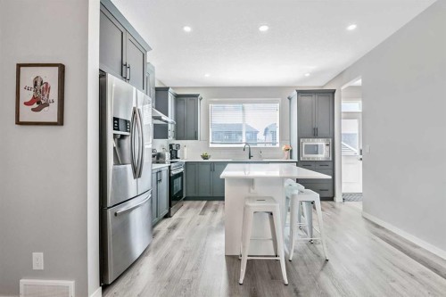 68 Wolf Gate, Okotoks, AB - Indoor Photo Showing Kitchen