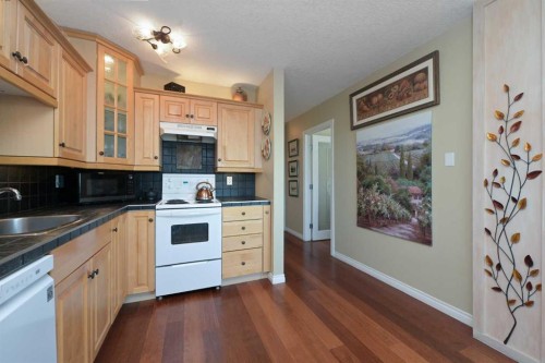 303-524 Cedar Crescent Sw, Calgary, AB - Indoor Photo Showing Kitchen