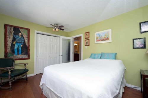 303-524 Cedar Crescent Sw, Calgary, AB - Indoor Photo Showing Bedroom